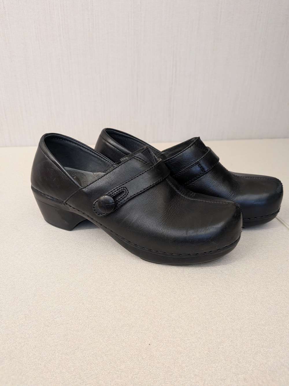 Dansko Black Women's Comfort Clog Shoe with Strap. Size 37